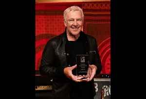Фото Alex Lifeson награжден National Guitar Museum