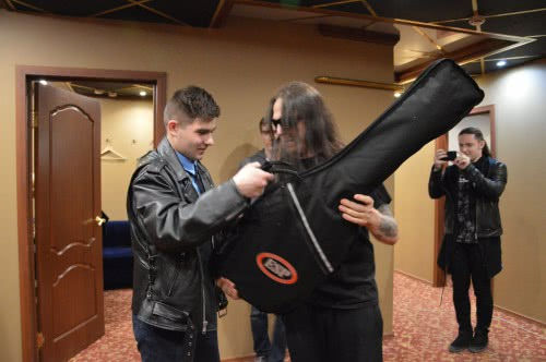 Фото PAIN подарили российскому фанату гитару ESP