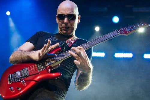 Фото JOE SATRIANI работает сразу над двумя пластинками