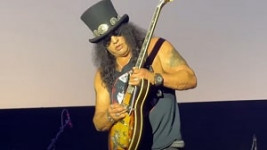 Фото Slash собрал 125 000 на благотворительность