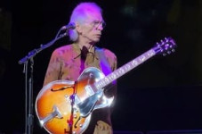 Фото Steve Howe нужна операция