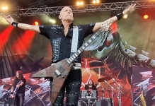 Фото Wolf Hoffmann о гитарах Flying V