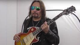 Фото Эйс Фрейли представляет Les Paul времен воссоединения KISS