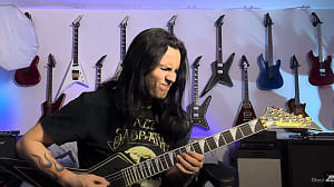 Фото Gus G исполняет песню Bruce Dickinson
