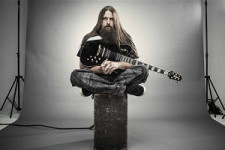 Фото Mark Morton выпускает струны