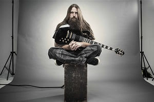 Фото Mark Morton выпускает струны