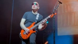 Фото Joe Satriani об исполнении партий Эдди Ван Халена