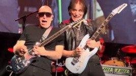 Фото Satriani и Vai играют Metallica