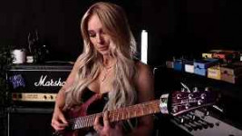 Фото Sophie Lloyd исполняет хит BLINK-182