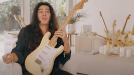 Фото Yngwie Malmsteen показывает свою коллекцию
